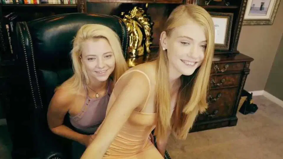 两个包臀裙小姐姐前凸后翘看的实在忍不住